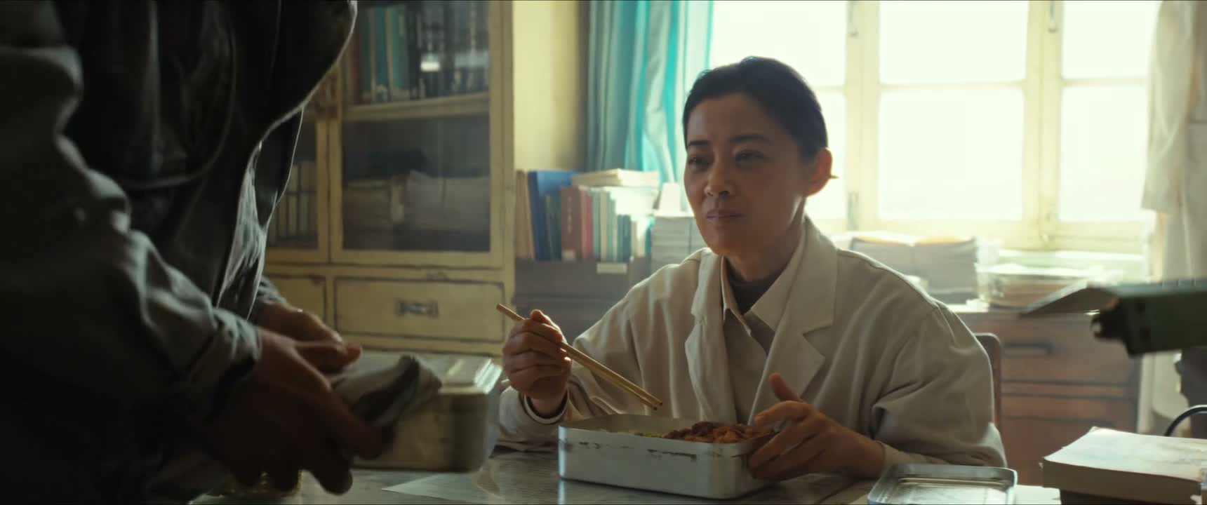 我走了啊 妈 你吃吧 小气呢