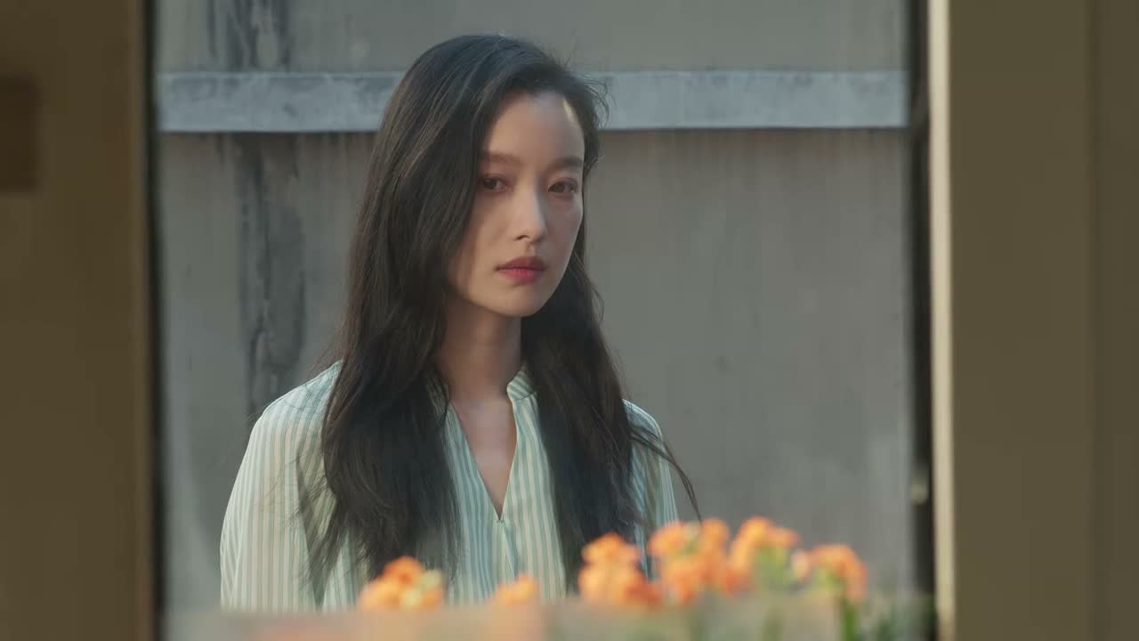 他一抬头就能看到我