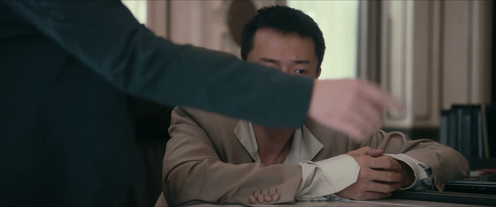 他一进来就 就看见了