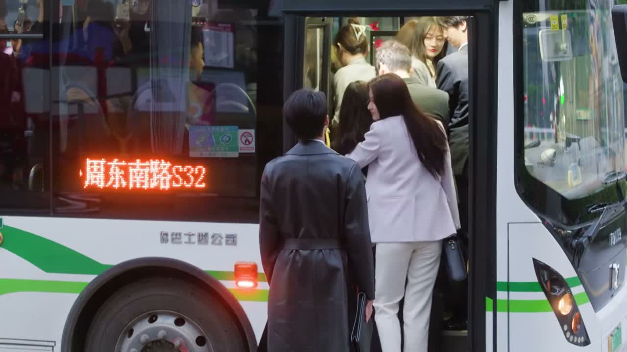 那你坐下一班吧 别上了