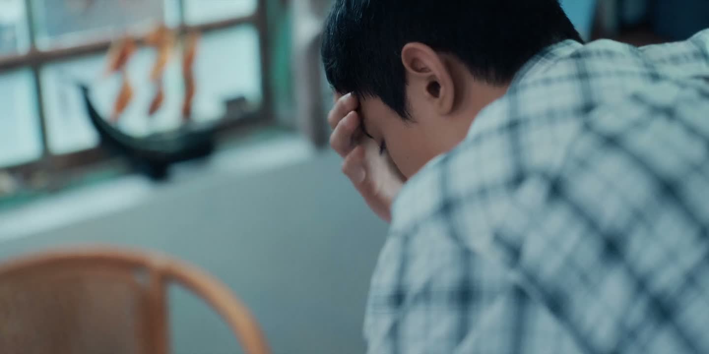 左边有个黄色的招牌