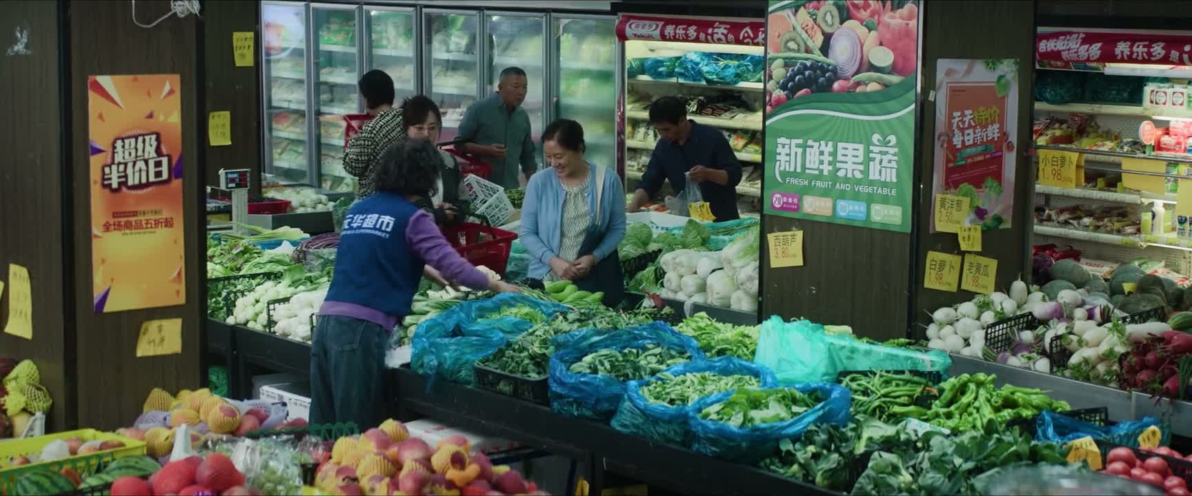 是 和女儿一起来买菜啊 是啊