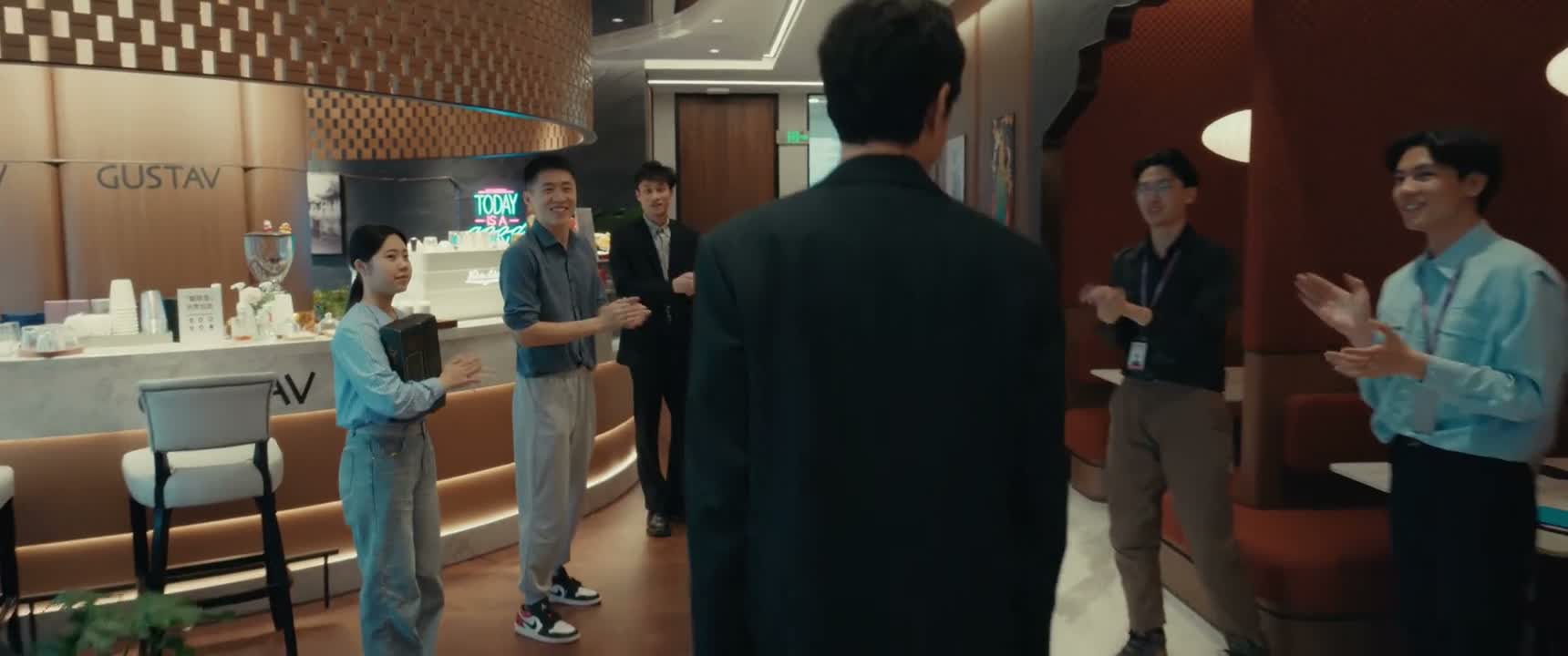 恭喜恭喜恭喜 董总 恭喜恭喜 今晚喝一杯