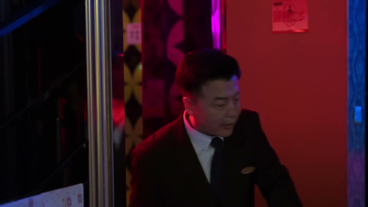 来 两位里边请