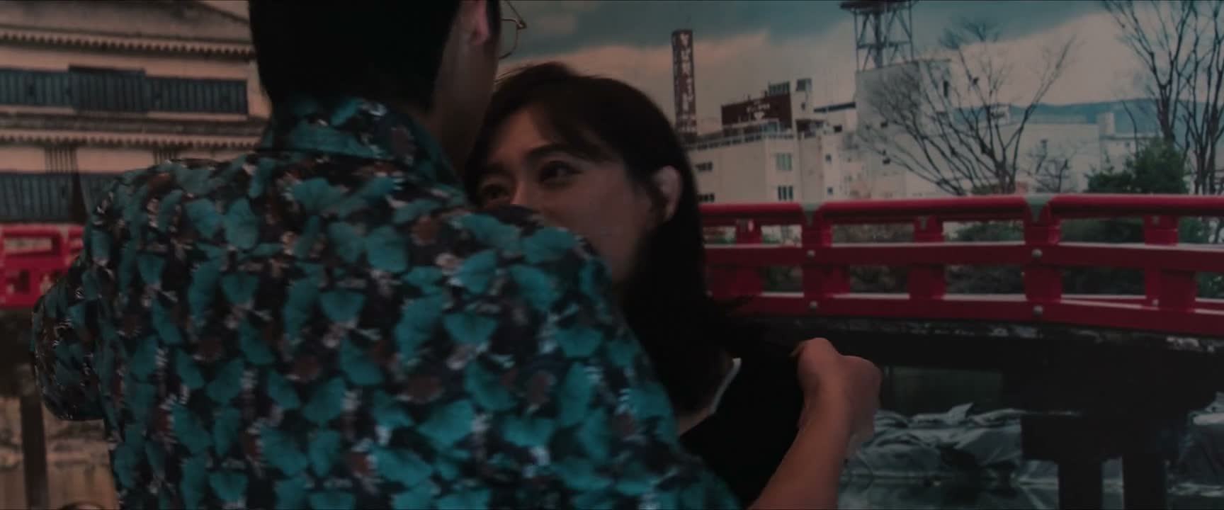你先告诉我呀 那你脱啊