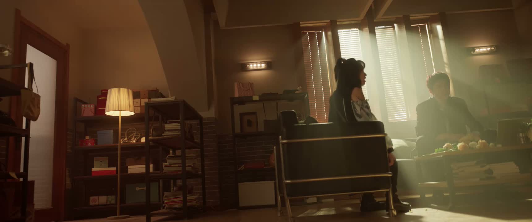她就是靠勾引男人为生的