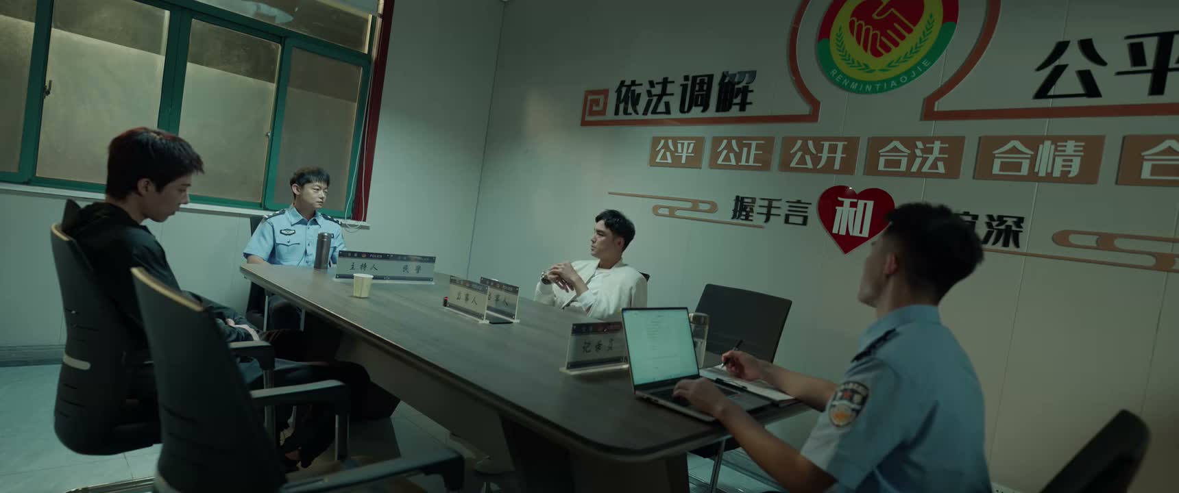我总不能站着挨打吧