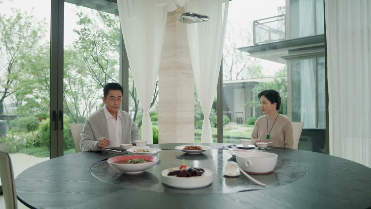都不跟我们一起吃饭了