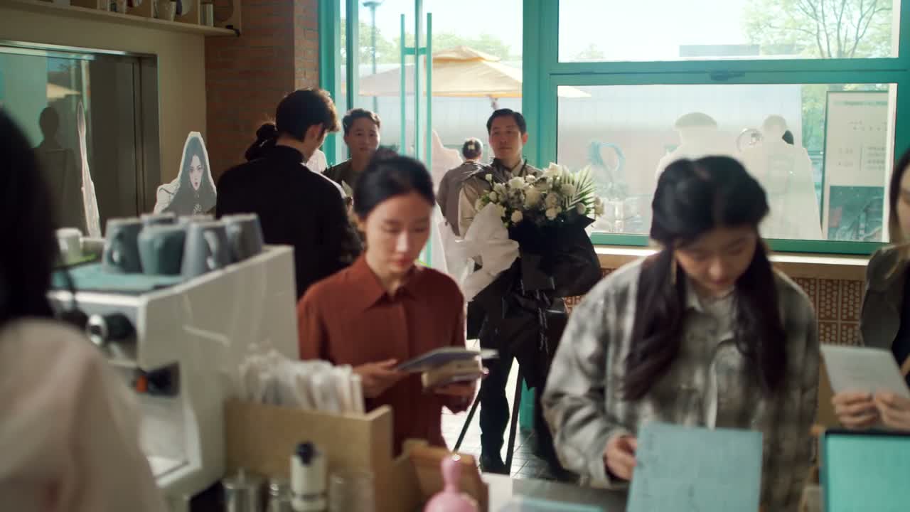 你好 请问谁订的花篮