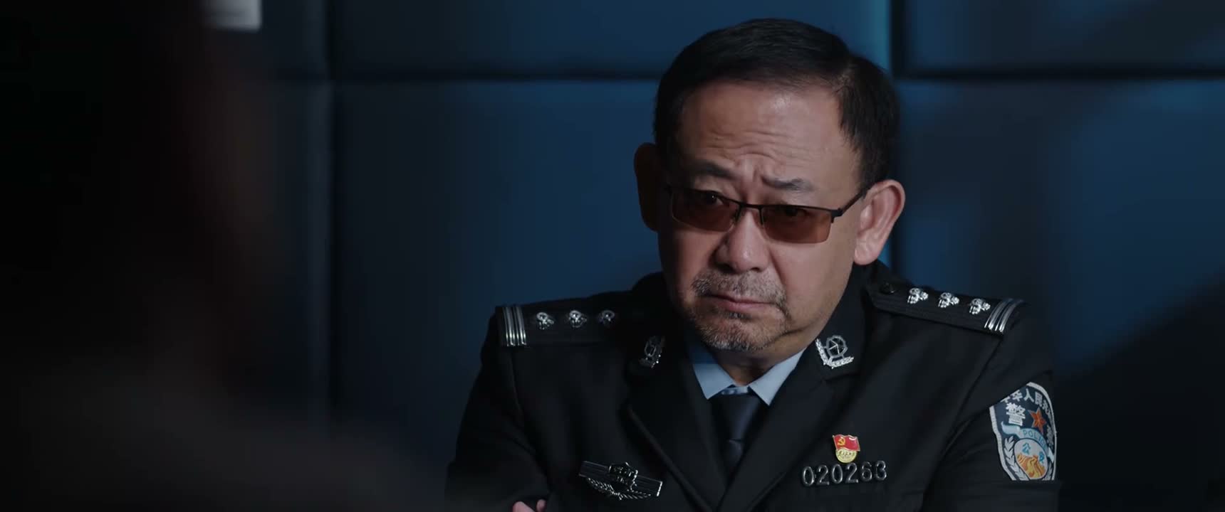 她是被一个客人给拉下水的