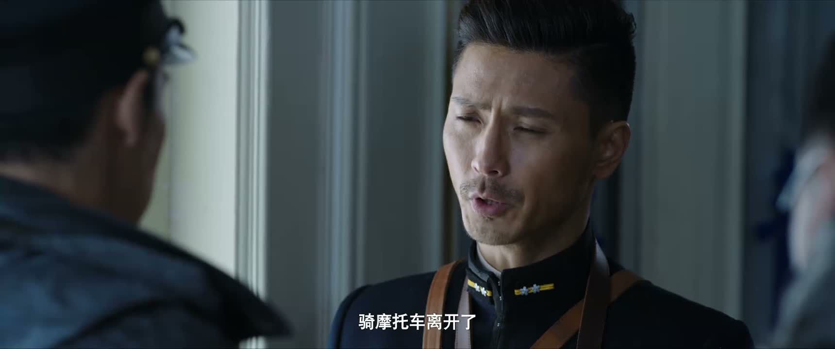 骑摩托车离开了