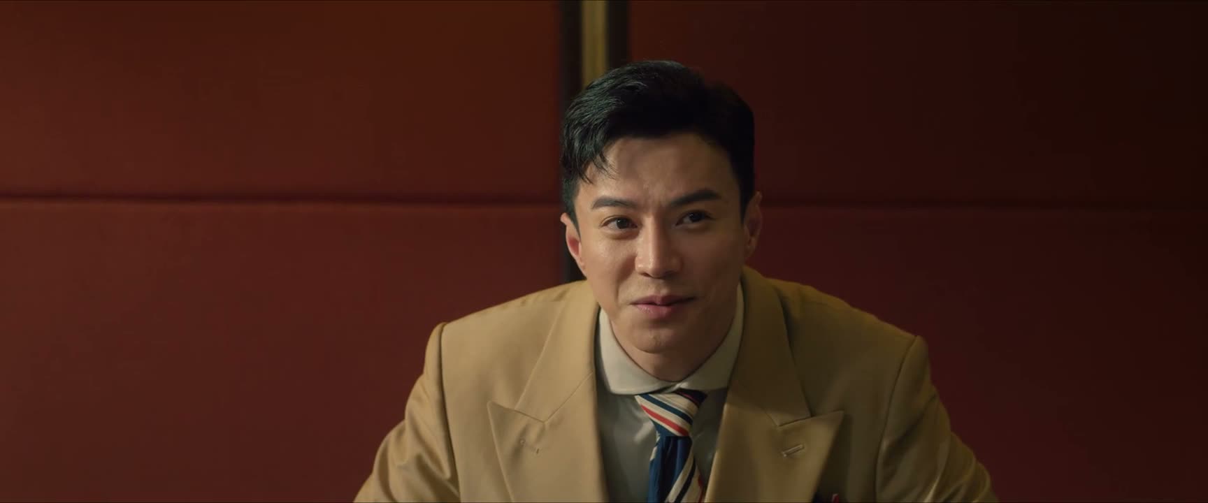 对不起 我来迟了 我自罚一杯