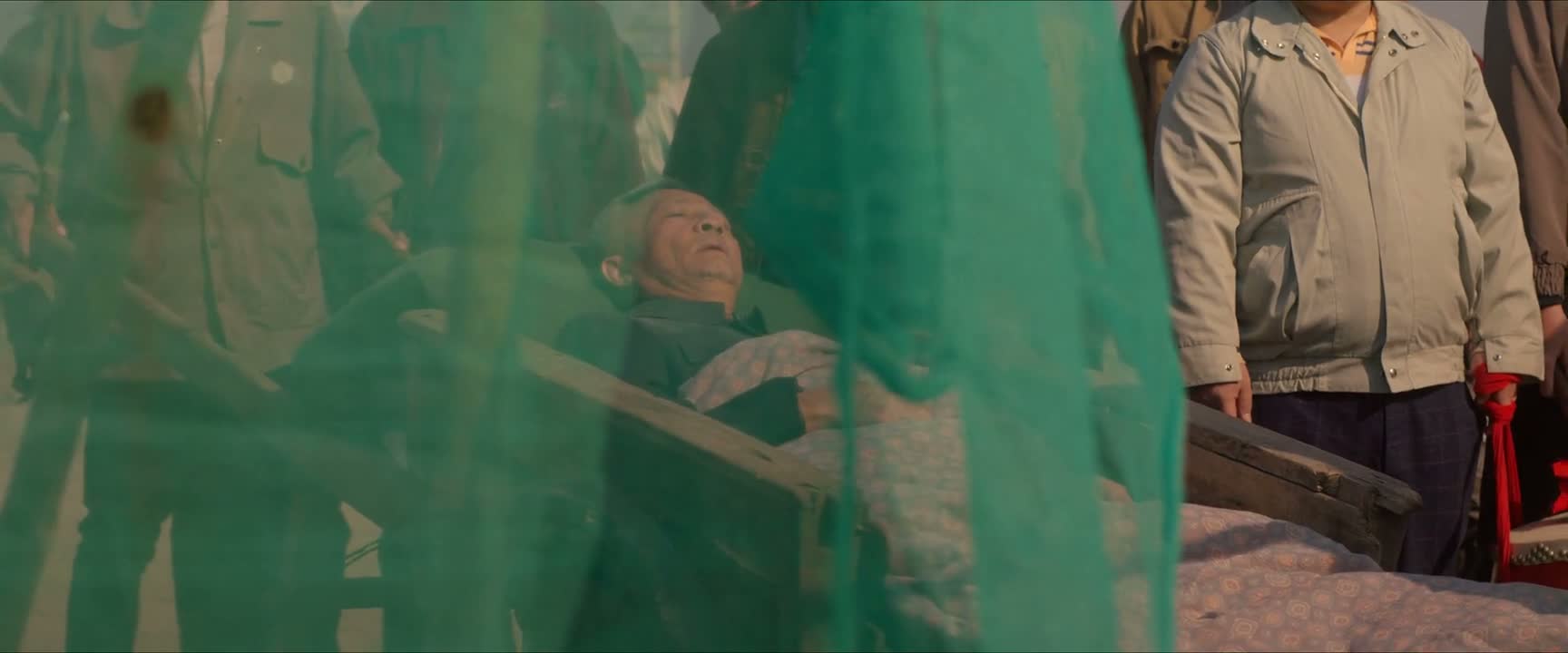 他就是想进去 再多看两眼