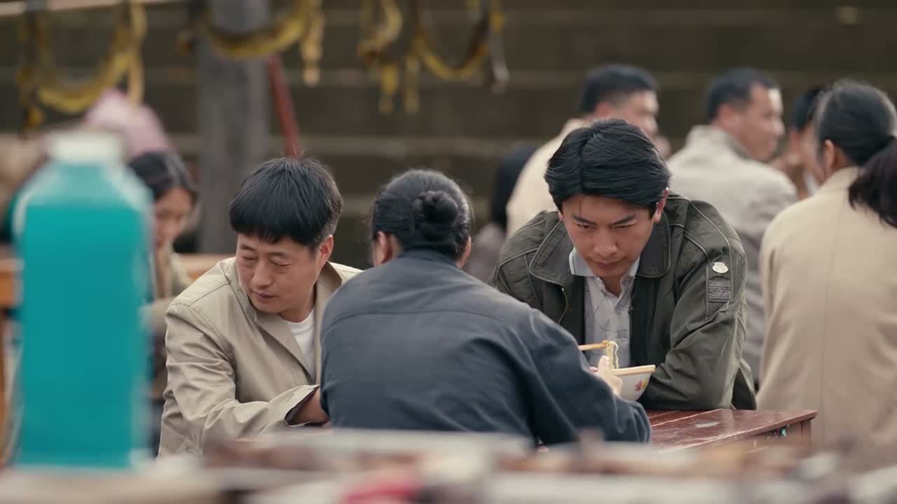 有说有笑的 亲密得很