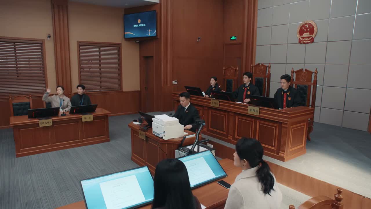 不好意思 法官 不好意思 来晚了