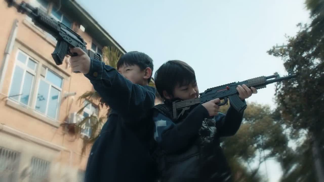 在泥地里打滚 弄得满脸鼻涕