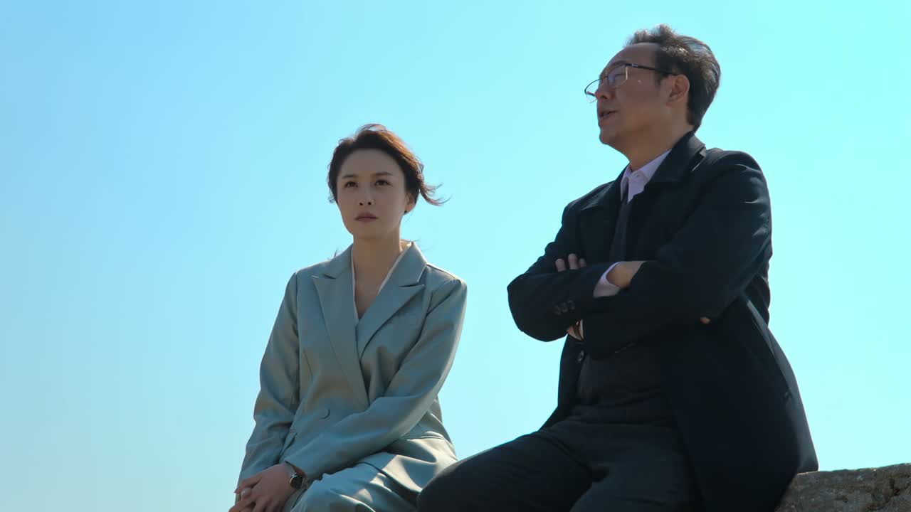 成天去巴结赵立冬