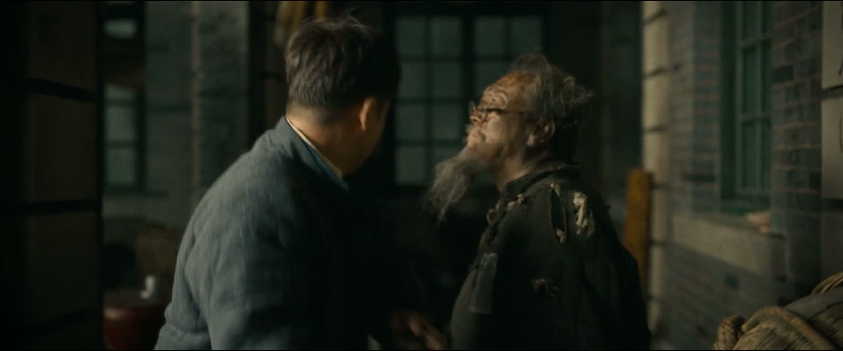 老人家身上什么都没有
