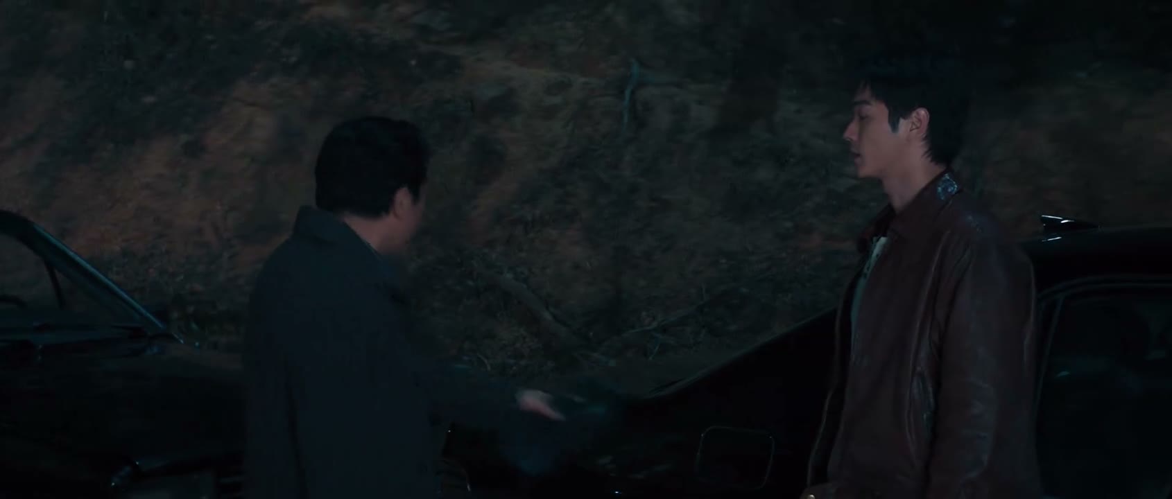 两个人非得开两台车