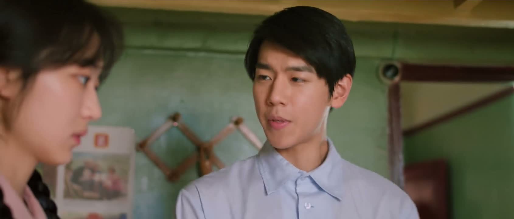 别站着了快坐 来