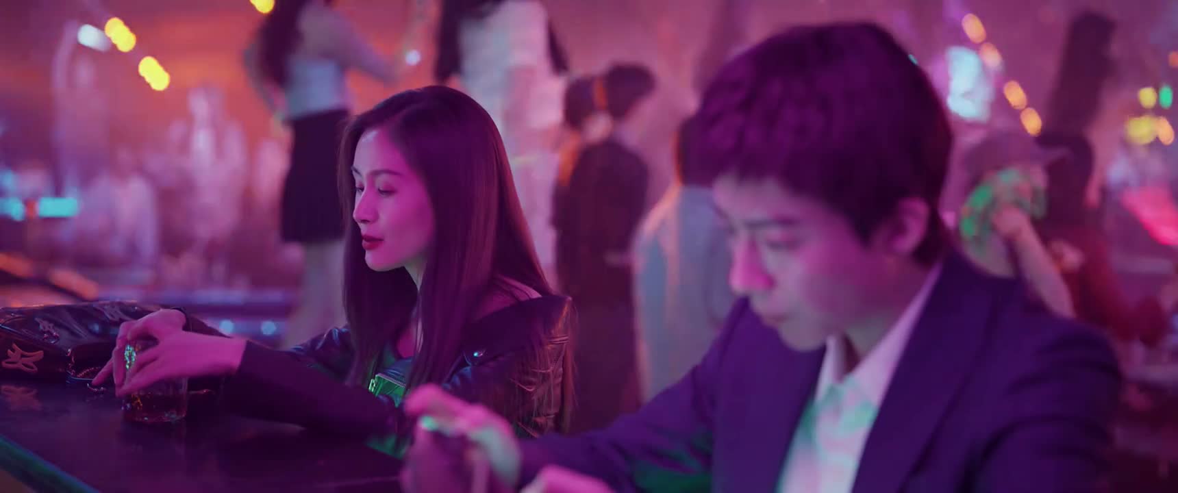 这么晚了一个人来酒吧