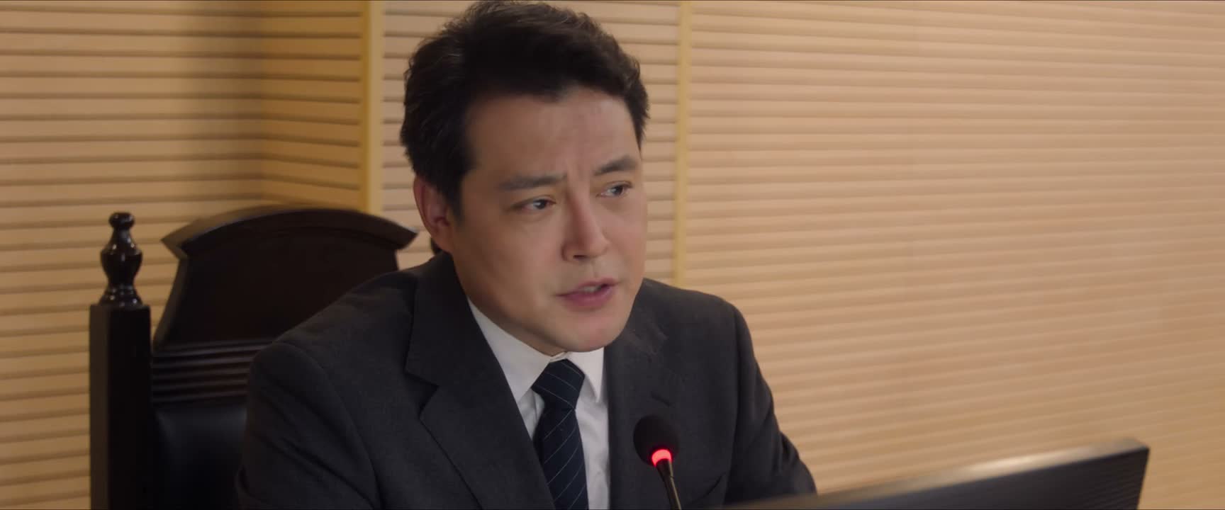利用自己的美色 从而勾引学术权威