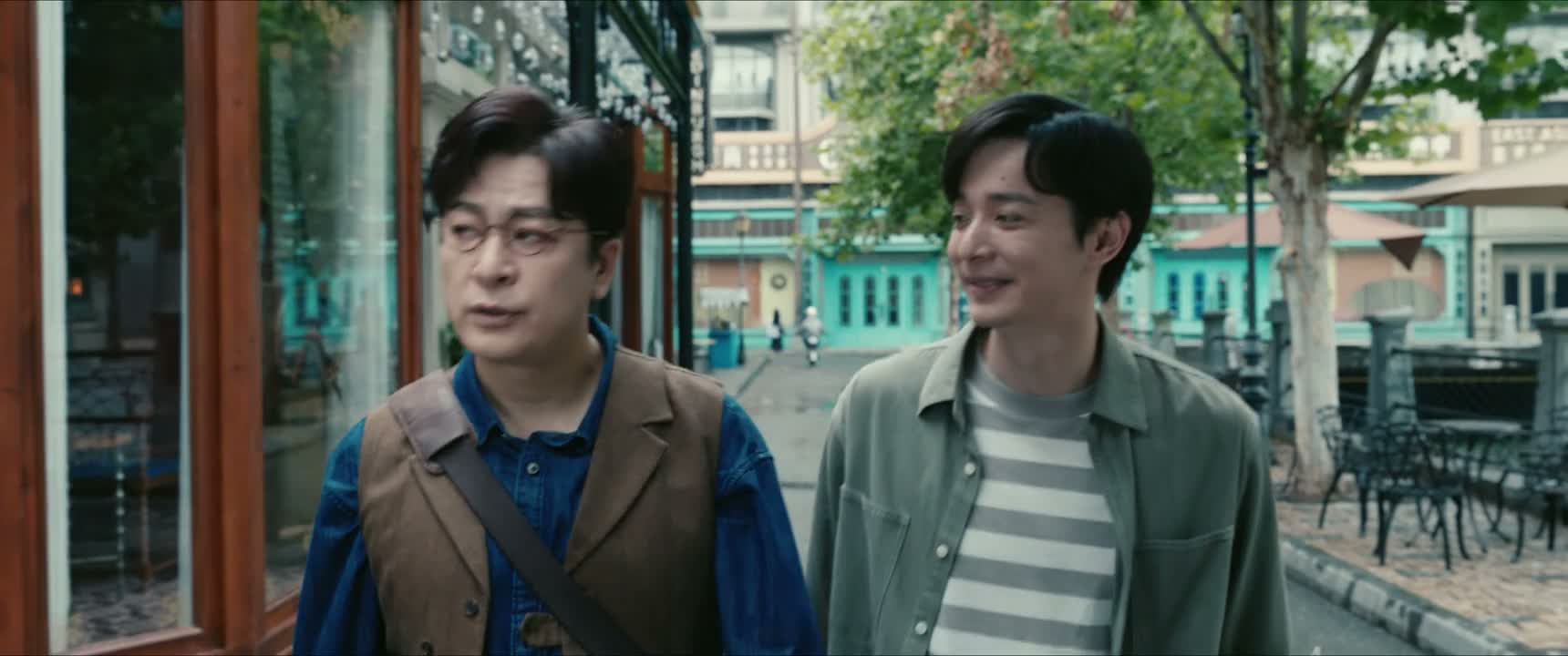 你里边那身衣服 倒是挺帅的