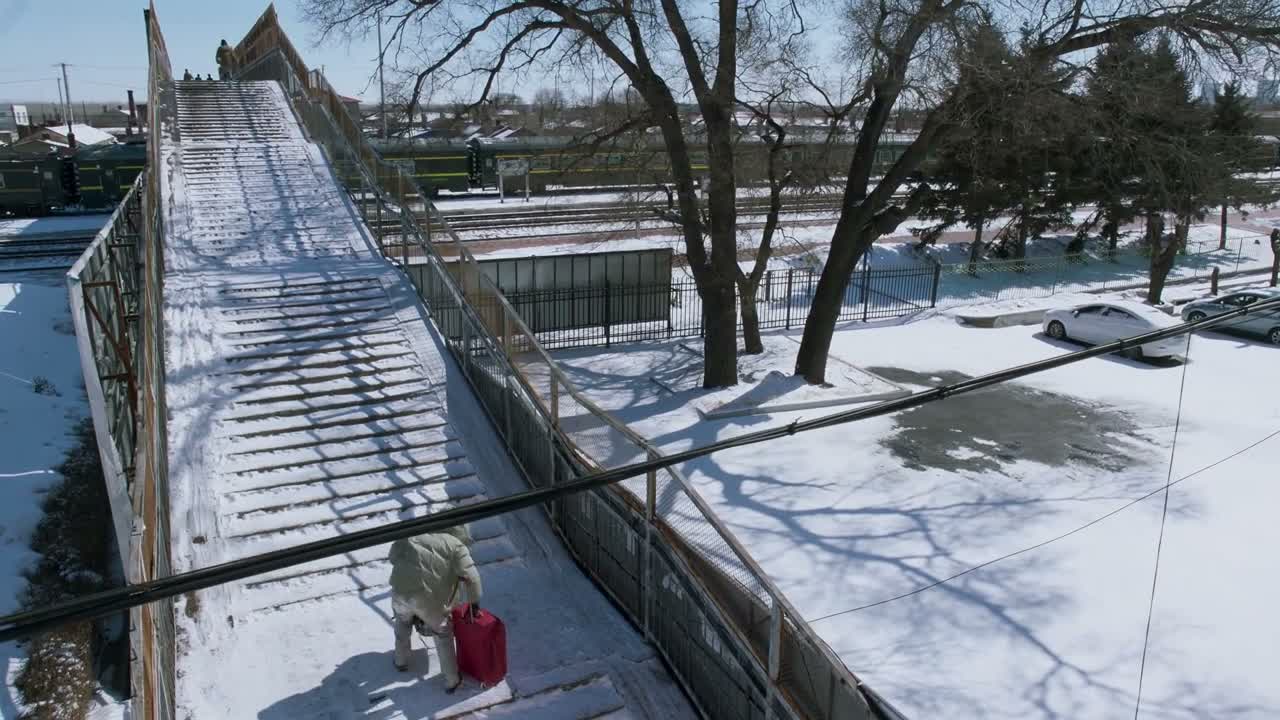 不拎就不拎 你慢点走