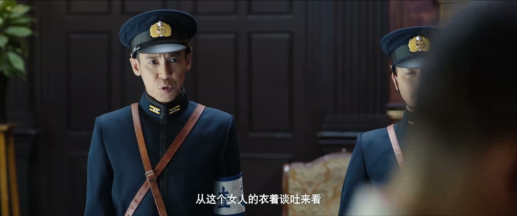 从这个女人的衣着谈吐来看