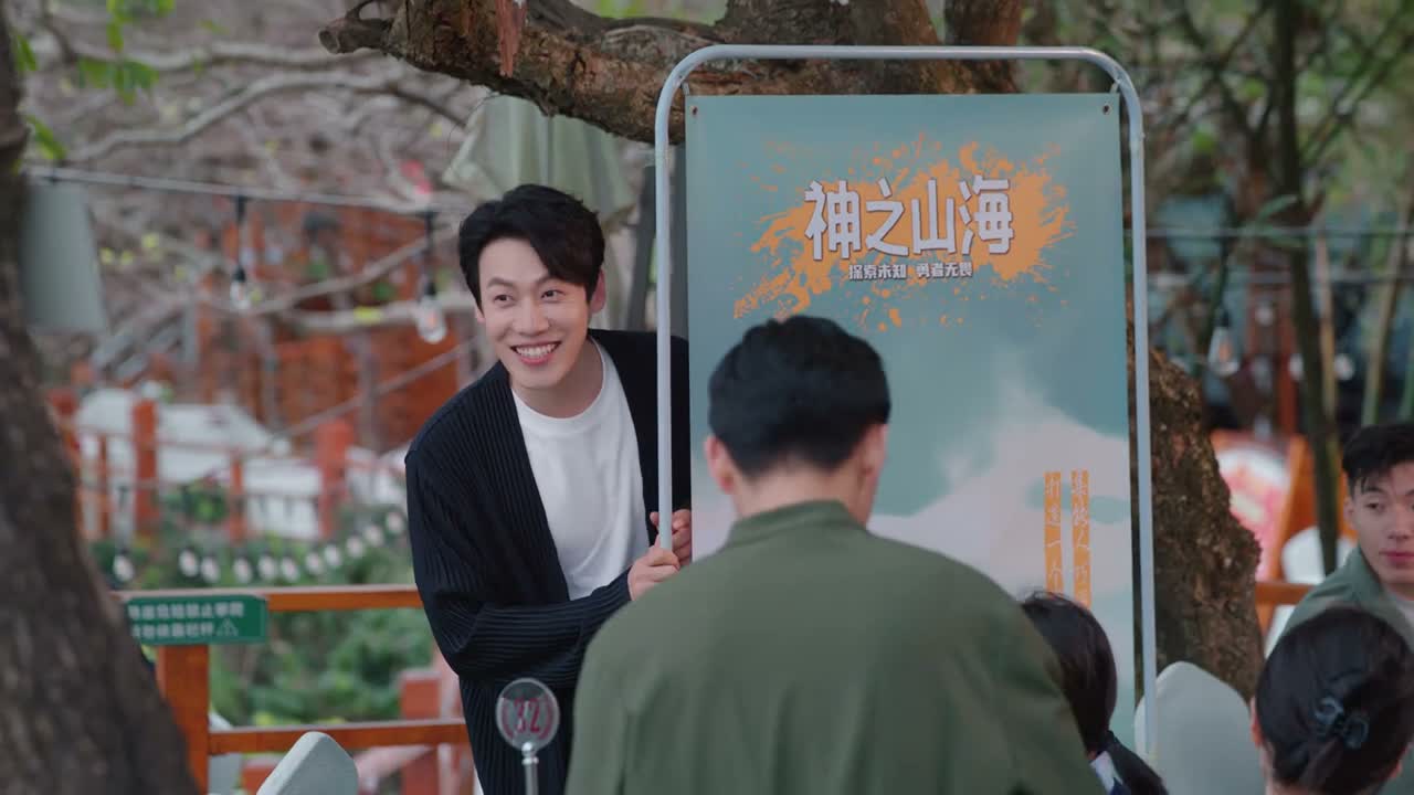 大家 嘴上吃着 眼睛也别停啊 来 往这看