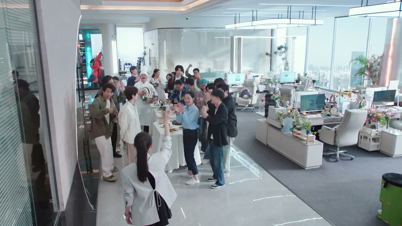来来来 林晚先吃饭 先吃饭 过来吃饭