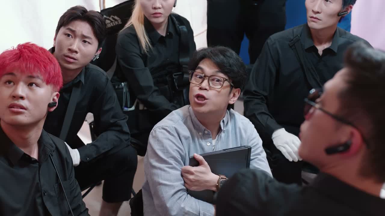 是 是路老师 他自己主动提供的