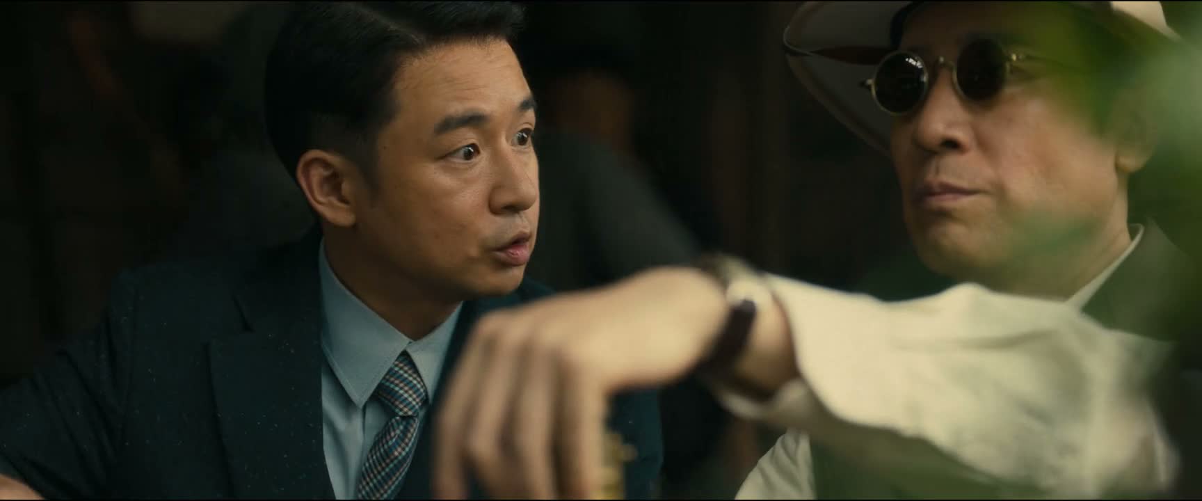 他右手一直揣在兜里没拿出来