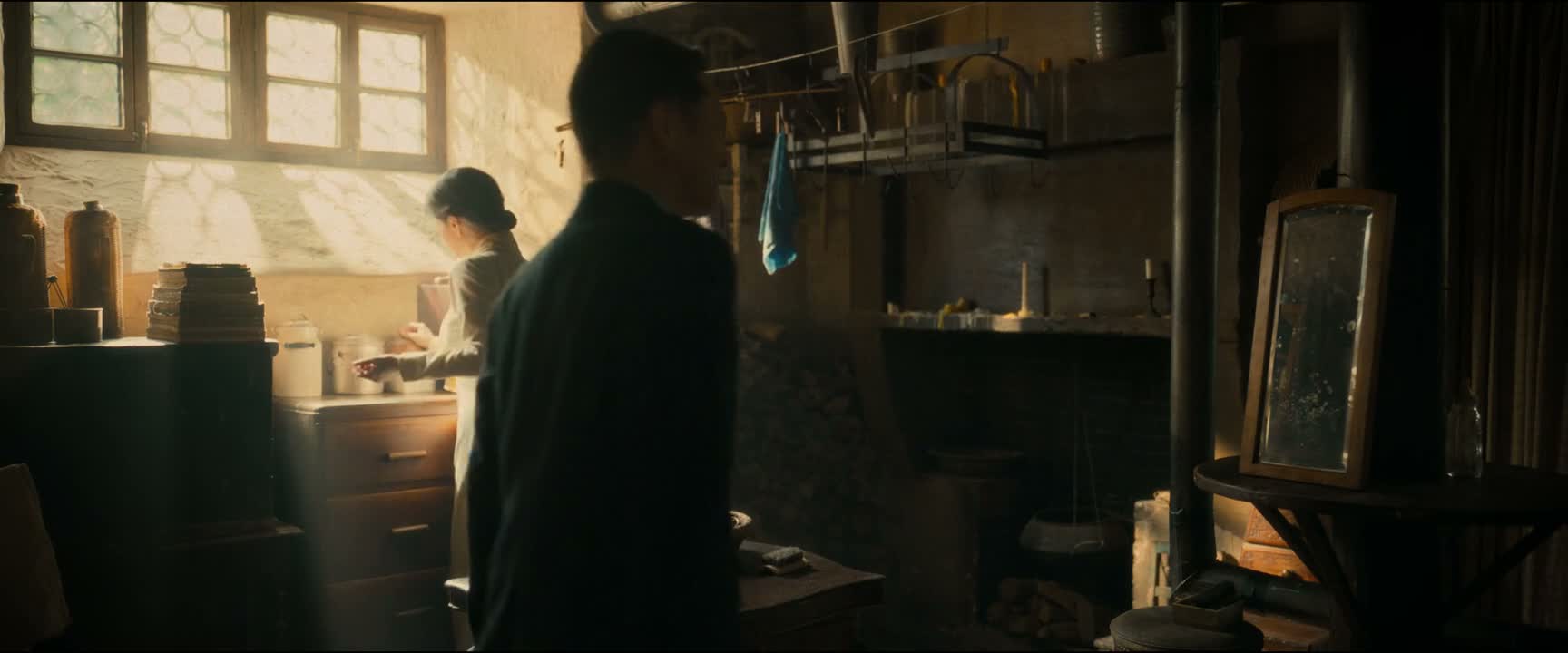 这两颗糖你揣兜里