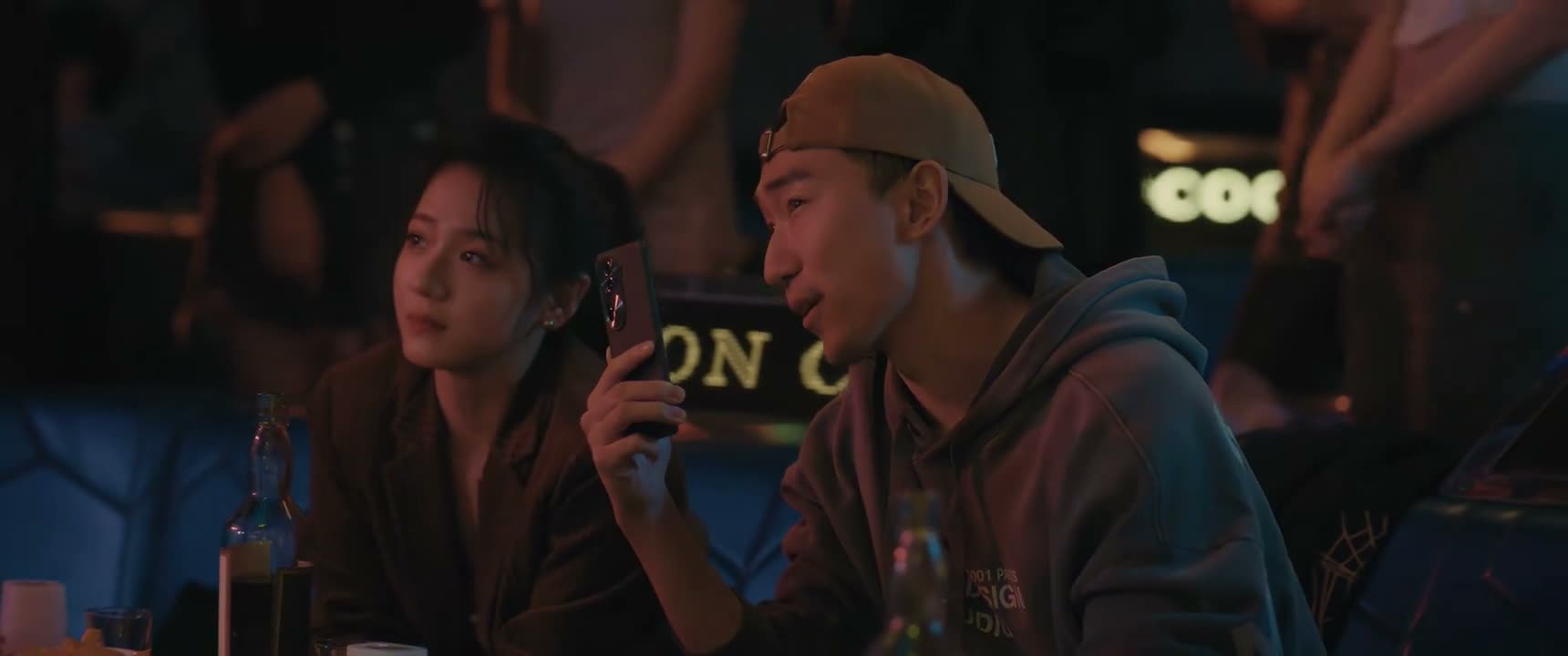 董越的女朋友是个什么货色