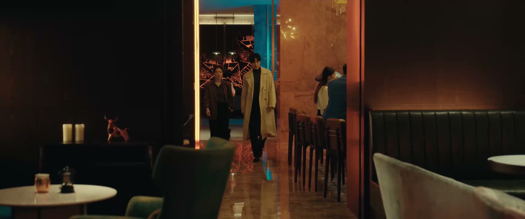 你现在住酒店了 对呀 我把之前那套房子给卖了