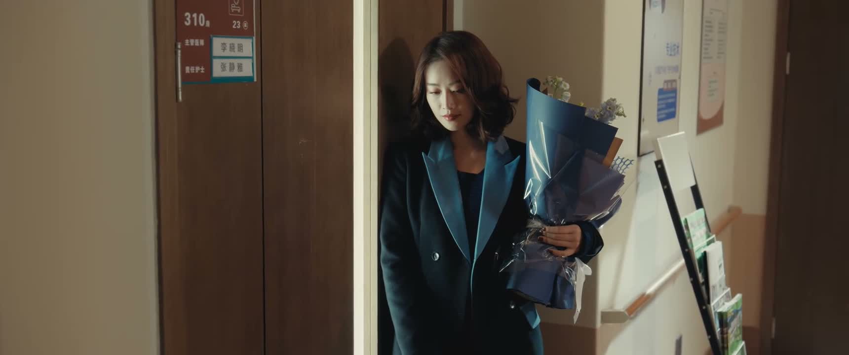 她一开始都不跟他离婚 还帮他还债