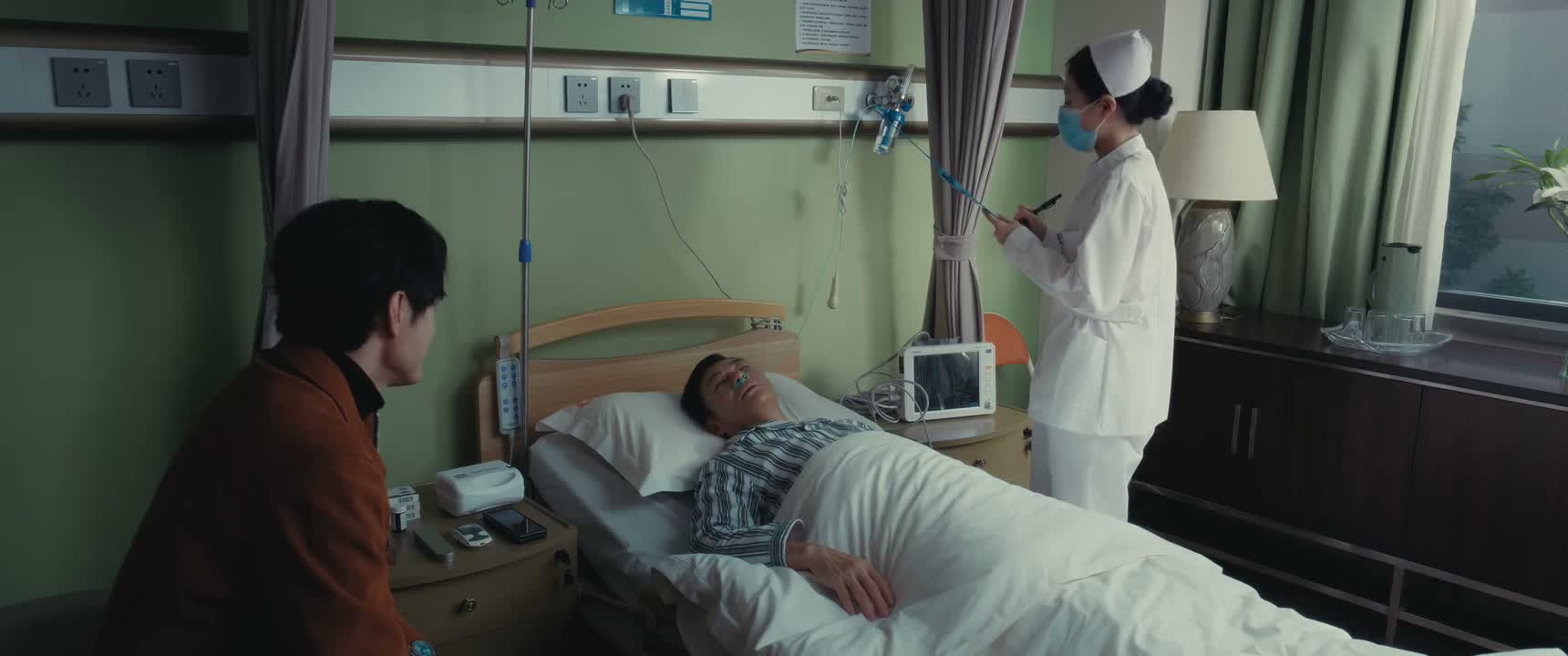 他昨天晚上就来了 在这儿等了一晚上