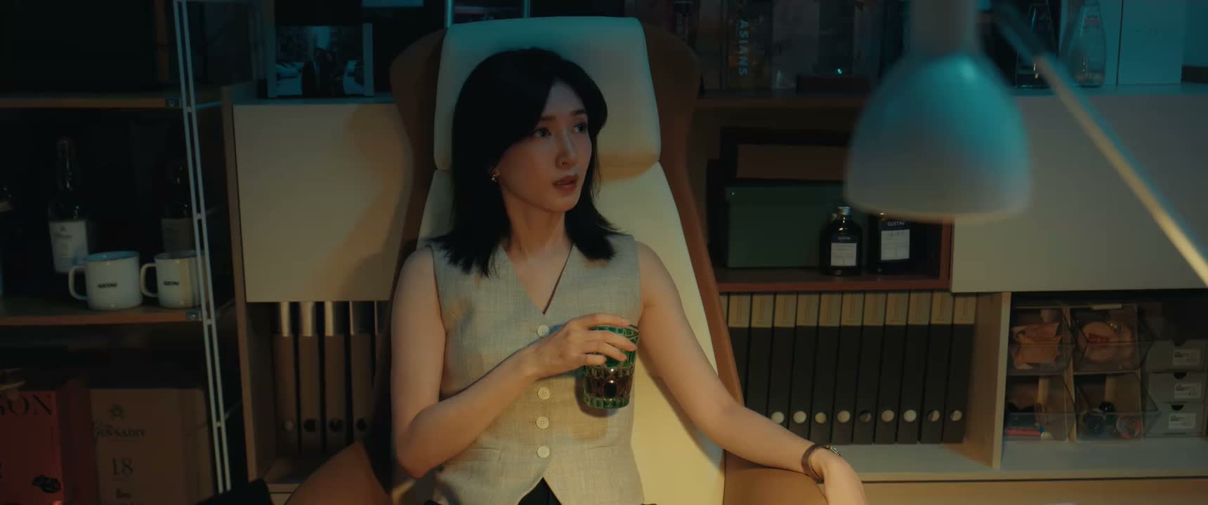 怎么了 我在吹风 你坐在那里喝酒