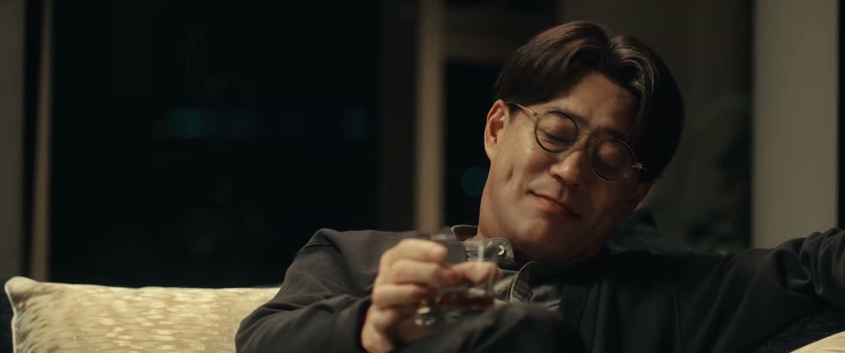 我想让她欠我个人情