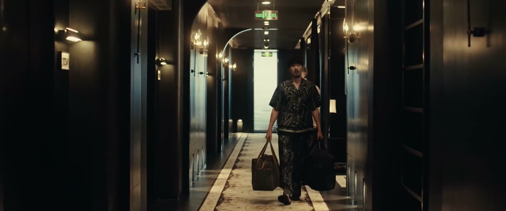 一会儿让服务员 把我订的那两箱啤酒拿过来