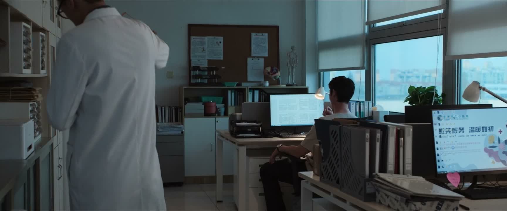 她一个人能把 其他病人都等疯了都