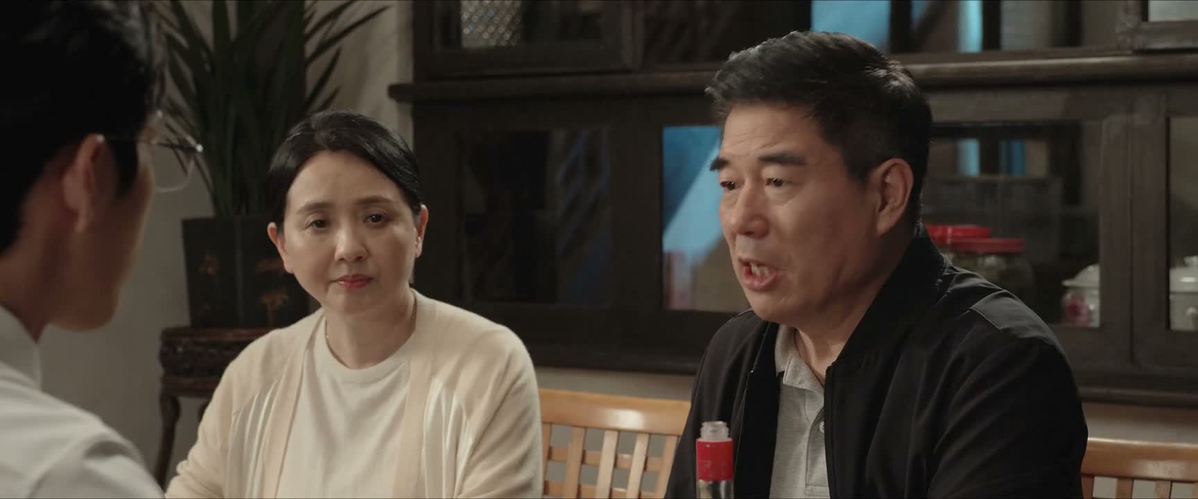后来她被抓起来 关了两三年就放出来了