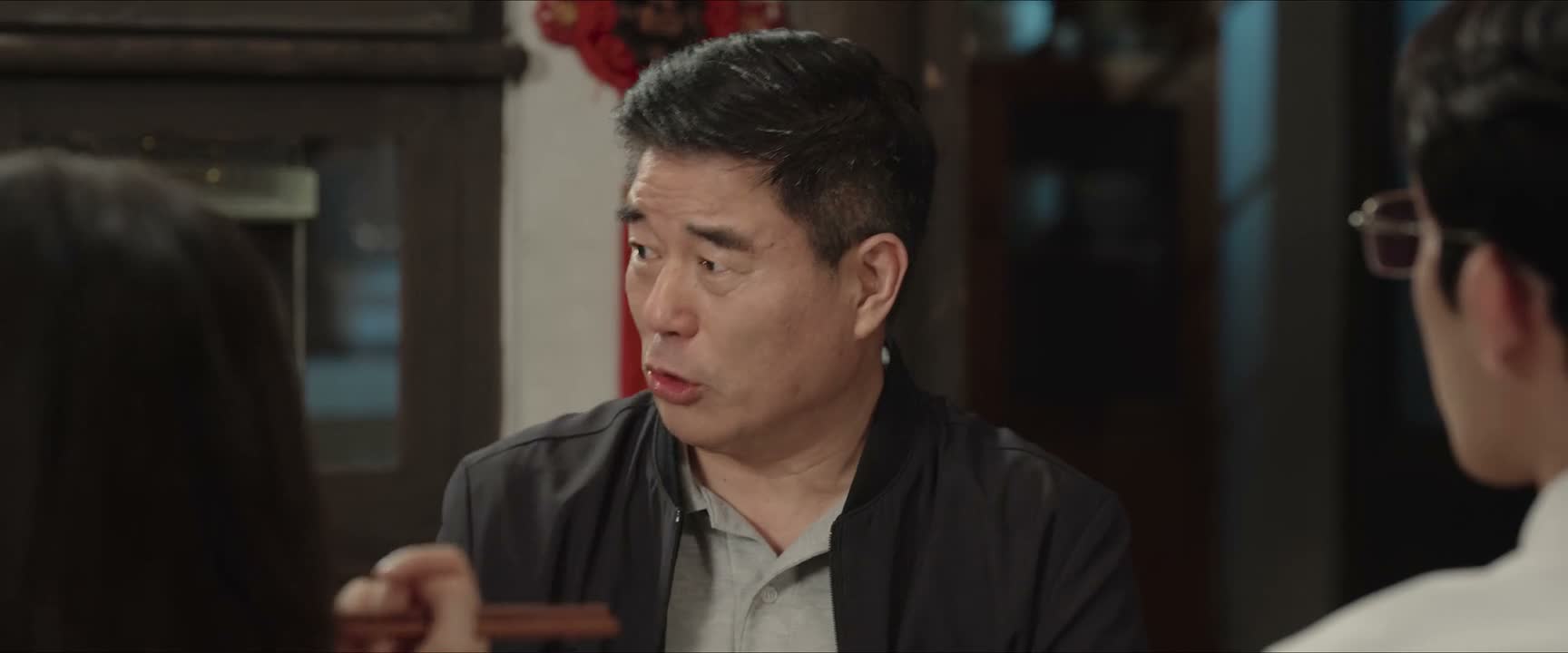 她死活拽着我不回去 非要冒雨去找他
