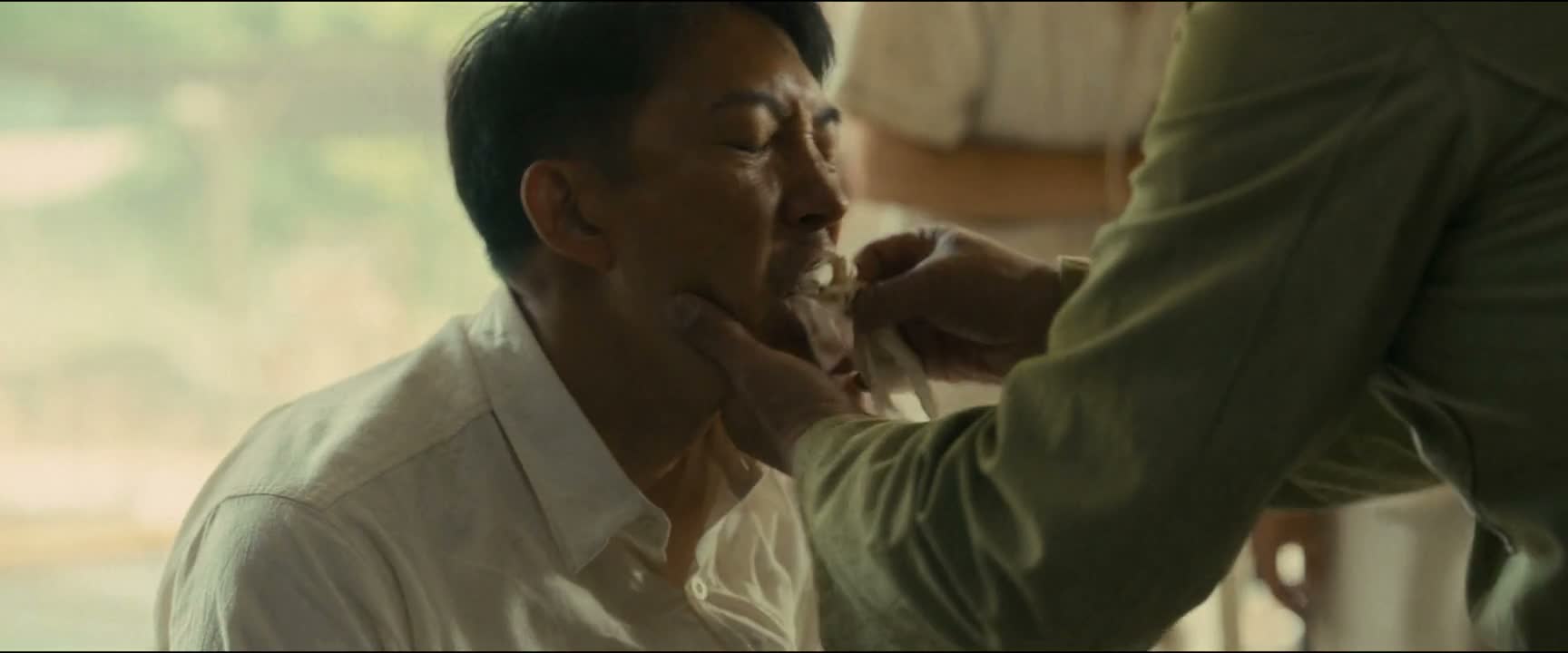那是纱布啊 快吃了 这有点欺负人了吧