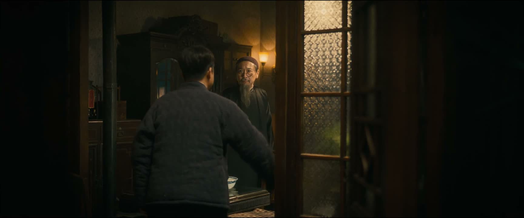 把你们全家带到租界了 是我这条虫