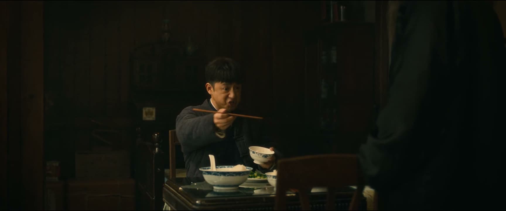 你吃得好看 来 你吃一个 你吃一个我看看