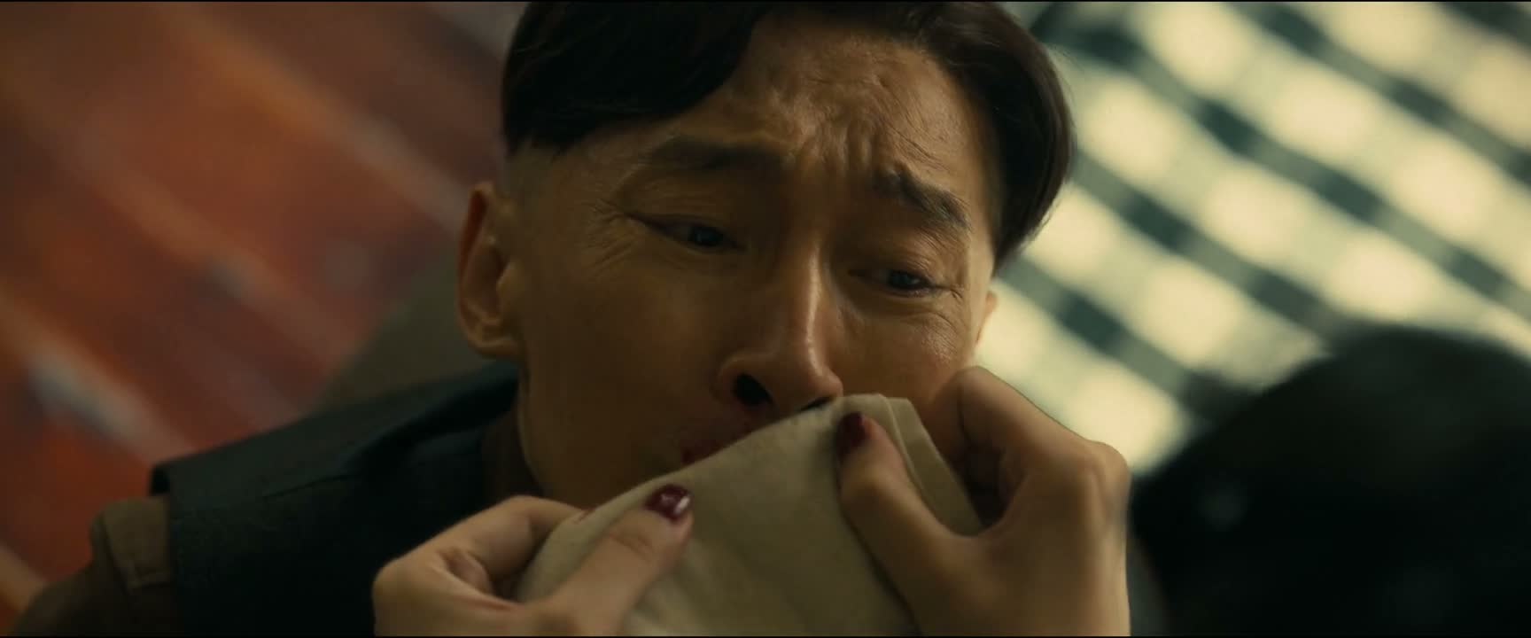 你要是再不还我钱 我就把你腿上绑秤砣