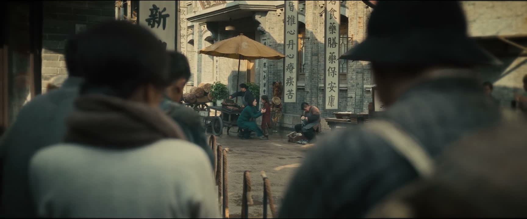 小朋友 这么冷的天 你怎么一个人在外面呀