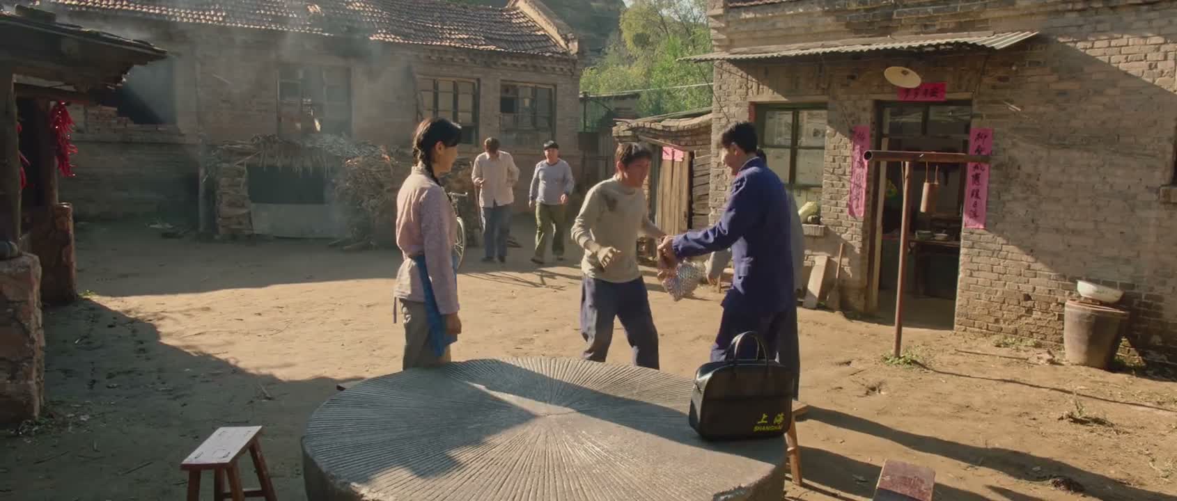 这是我给你拿的奶粉和罐头